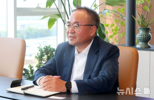 [서울=뉴시스] 김혜진 기자 = 정동섭 휴네시온 대표가 지난달 26일 오후 서울 강동구 휴네시온 본사에서 뉴시스와 인터뷰를 하고 있다. 2025.06.24. jini@newsis.com