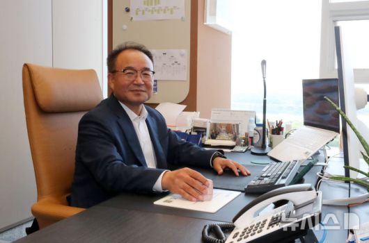 [서울=뉴시스] 김혜진 기자 = 정동섭 휴네시온 대표가 지난달 26일 오후 서울 강동구 휴네시온 본사에서 뉴시스와 인터뷰에 앞서 포즈를 취하고 있다. 2025.06.24. jini@newsis.com