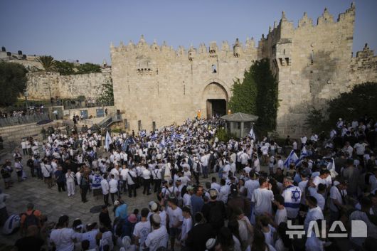 [예루살렘=AP/뉴시스]2024년 5월 26일 '예루살렘의 날' 행사에서 동예루살렘의 무슬림 구역 진입을 위해 모인 이스라엘 사람들. 2026.01.16.