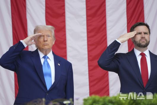 [알링턴=AP/뉴시스] JD 밴스 미국 부통령이 도널드 트럼프 대통령이 이란의 우라늄 농축을 종식시키기 위한 추가 조치를 단행할 가능성이 있다고 밝혔다.사진은 트럼프 대통령과 밴스 부통령이 지난 5월 26일(현지 시간) 버지니아주 알링턴 국립묘지에서 열린 제157회 메모리얼 데이(현충일) 추념식에 참석해 거수경례하는 모습. 2025.06.18