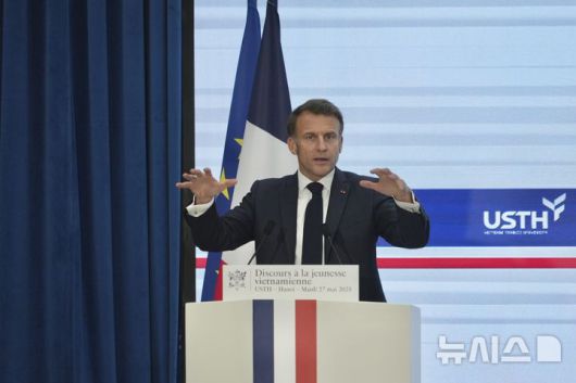 [하노이=AP/뉴시스] 에마뉘엘 마크롱 프랑스 대통령이 지난 27일(현지 시간) 베트남 하노이의 과학기술대학에서 학생들과 대화하고 있다. 2025.05.31.