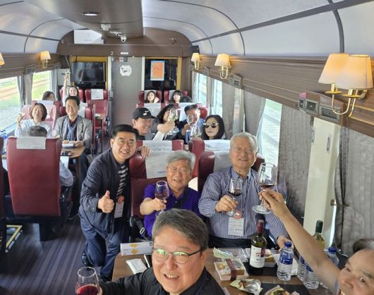 윤영달 회장(오른쪽 2번째 줄)이 영동국악와인열차에서 국악계 리더들과 팸투어를 진행하고 있다. (사진=크라운해태) 2025.05.27.  *재판매 및 DB 금지