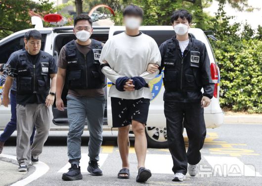 [인천=뉴시스] 김동영 기자 = 27일 오후 인천 미추홀구 인천지법에서 마약류 관리에 관한 법률 위반(향정) 혐의로 구속영장이 청구된 A(30대)씨가 구속 전 피의자 심문(영장실질심사)에 출석하기 위해 이동하고 있다. 2025.05.27. dy0121@newsis.com