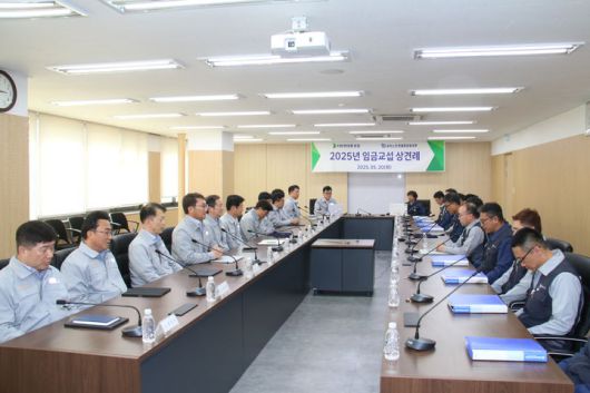 [서울=뉴시스] HD현대중공업 노사 관계자들이 지난 20일 2025년 임금 교섭을 위한 상견례를 진행하고 있다. (사진=HD현대중공업 노조 제공) 2025.5.27. photo@newsis.com *재판매 및 DB 금지