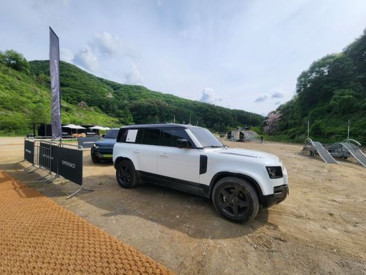 [안성=뉴시스] 유희석 기자 = 경기 안성의 한 채석장에 마련된 JLR 랜드로버의 오프로드 체험장 모습.  2025.05.28 photo@newsis.com *재판매 및 DB 금지