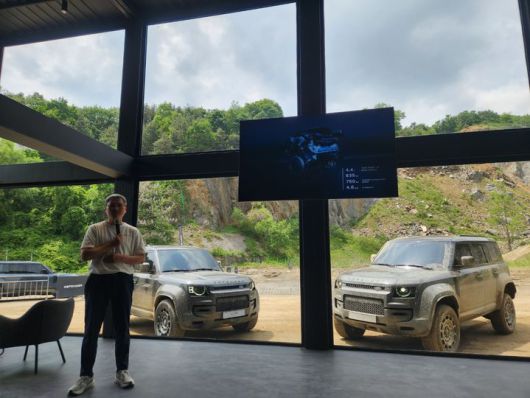 [안성=뉴시스] 유희석 기자 = 지난 21일 경기 안성에 있는 JLR 코리아 오프로드 체험장에서 홍성준 JLR 코리아 매니저가 디펜더 옥타 모델에 대해 설명하고 있다. 2025.05.28 photo@newsis.com *재판매 및 DB 금지