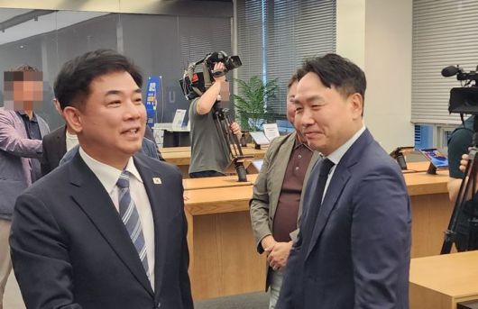 [서울=뉴시스] 주동일 기자 = 27일 서울 강남구 업비트라운지에서 열린 스테이블코인 활성화 및 디지털자산 이용자 보호 정책 간담회에 민병덕 더불어민주당 대선후보 직속 경제위원회 위원장이 참석했다. 2025.05.27. *재판매 및 DB 금지