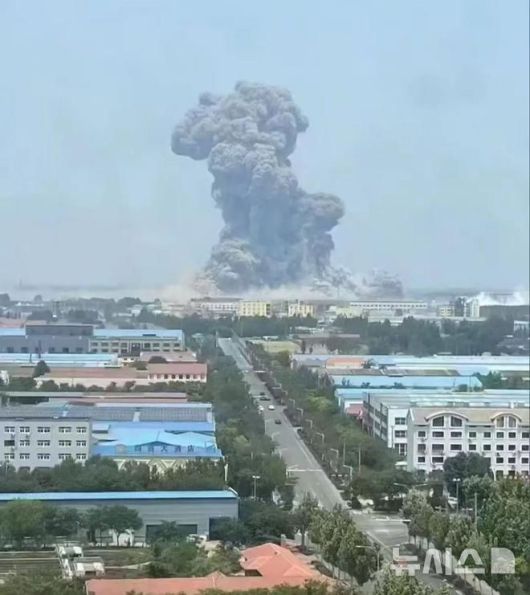 [베이징=뉴시스] 중국 산둥성의 한 화학공장에서 폭발사고가 발생해 당국이 사고 대응에 나섰다고 27일 관영 신화통신 등 현지 매체들이 보도했다. 사진은 폭발사고 현장에서 연기가 피어오르는 모습. (사진=중국 바이두 갈무리) *DB 및 재판매 금지 2025.05.28. photo@newsis.com