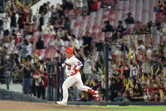 [서울=뉴시스] 프로야구 KIA 타이거즈 최형우가 27일 광주-기아 챔피언스필드에서 열린 2025 신한 쏠뱅크 KBO리그 키움 히어로즈와의 경기 5회말 2점 홈런을 친 뒤 베이스를 돌고 있다. (사진=KIA 타이거즈 제공) 2025.05.27.  *재판매 및 DB 금지