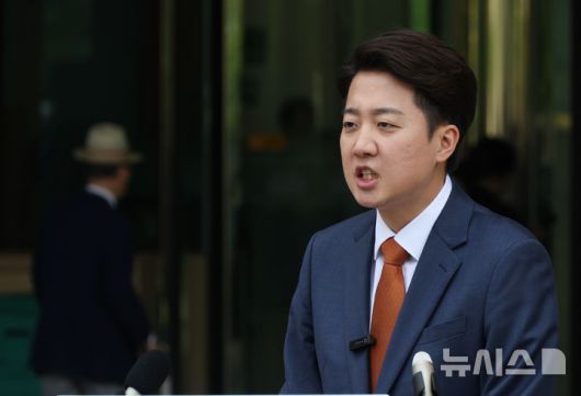 [서울=뉴시스] 고승민 기자 = 이준석 개혁신당 대선 후보가 27일 서울 여의도 국회 소통관 앞에서 단일화 관련 기자회견을 하고 있다. 2025.05.27. kkssmm99@newsis.com