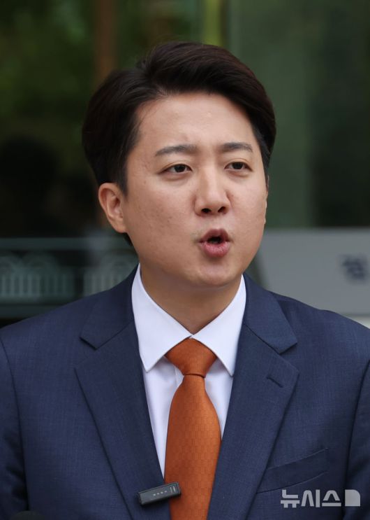 [서울=뉴시스] 고승민 기자 = 이준석 개혁신당 대선 후보가 27일 서울 여의도 국회 소통관 앞에서 단일화 관련 기자회견을 하고 있다. 2025.05.27. kkssmm99@newsis.com