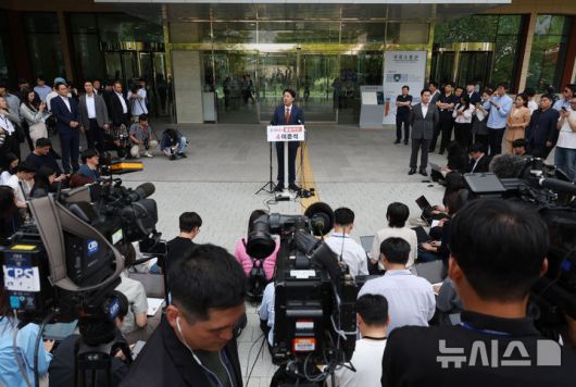 [서울=뉴시스] 고승민 기자 = 이준석 개혁신당 대선 후보가 27일 서울 여의도 국회 소통관 앞에서 단일화 관련 기자회견을 하고 있다. 2025.05.27. kkssmm99@newsis.com