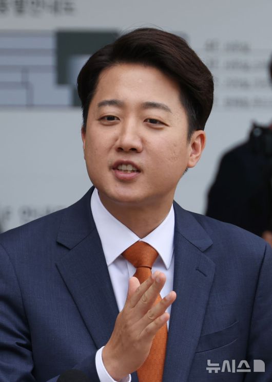 [서울=뉴시스] 고승민 기자 = 이준석 개혁신당 대선 후보가 27일 서울 여의도 국회 소통관 앞에서 단일화 관련 기자회견을 하고 있다. 2025.05.27. kkssmm99@newsis.com