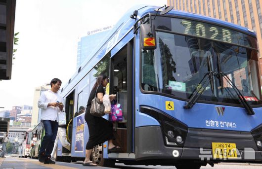 [서울=뉴시스] 김근수 기자 = 서울 시내버스 파업 예고를 하루 앞둔 27일 서울 중구 서울역 버스승강장에서 시민들이 시내버스를 타고 있다.서울시버스노동조합이 속한 한국노총 전국자동차노조연맹은 오는 27일까지 임금·단체협약(임단협) 협상 합의안이 도출되지 않으면 28일 첫차부터 전국 동시 파업에 돌입하겠다고 예고했다. 2025.05.27. ks@newsis.com