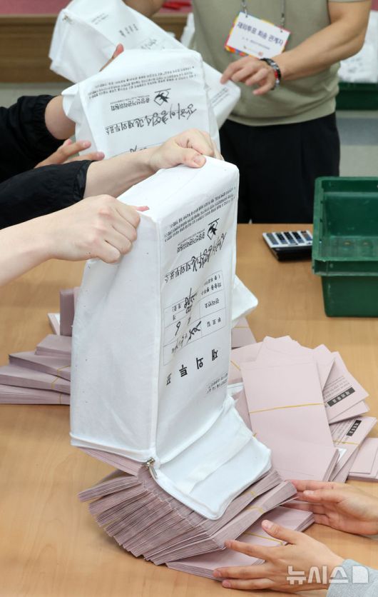 [인천공항=뉴시스] 김선웅 기자 =제21대 대통령선거를 일주일 앞둔 27일 인천국제공항 국제우편물류센터에서 우정사업본부 직원들이 국내로 회송된 재외투표지를 인계받고 있다.중앙선관위는 외교부, 우정사업본부와 합동으로 118개국 223개 재외투표소에서 외교행낭을 통해 국내로 회송된 재외투표지를 확인·분류하여 구·시·군선관위로 발송한다. (공동취재) 2025.05.27. photo@newsis.com