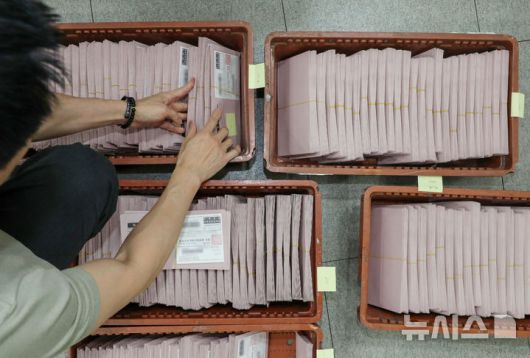 [인천공항=뉴시스] 김선웅 기자 =제21대 대통령선거를 일주일 앞둔 27일 인천국제공항 국제우편물류센터에서 우정사업본부 직원들이 국내로 회송된 재외투표지를 확인하고 있다.중앙선관위는 외교부, 우정사업본부와 합동으로 118개국 223개 재외투표소에서 외교행낭을 통해 국내로 회송된 재외투표지를 확인·분류하여 구·시·군선관위로 발송한다. (공동취재) 2025.05.27. photo@newsis.com