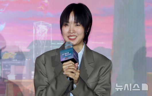 [서울=뉴시스] 김혜진 기자 = 한지원 감독이 27일 오후 서울 광진구 롯데시네마 건대입구에서 열린 넷플릭스 애니메이션 영화 '이 별에 필요한' 언론시사회에서 인사말을 하고 있다. 2025.05.27. jini@newsis.com