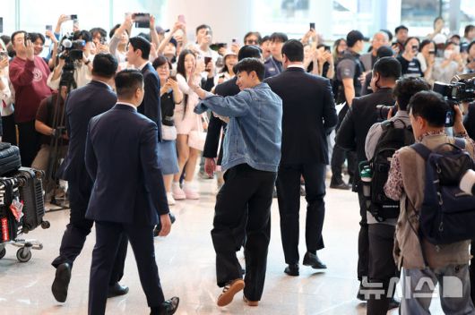 [인천공항=뉴시스] 김선웅 기자 = 유로파리그에서 우승한 토트넘의 손흥민이 지난달 27일 인천국제공항을 통해 귀국하며 팬들에게 인사를 하고 있다. 2025.05.27. mangusta@newsis.com
