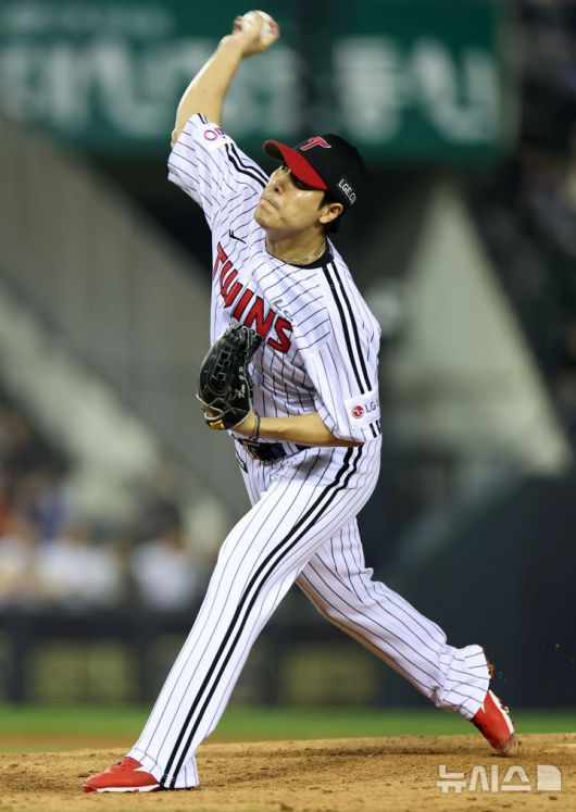 [서울=뉴시스] 이영환 기자 = 27일 오후 서울 송파구 잠실야구장에서 열린 2025 프로야구 한화 이글스와 LG 트윈스의 경기, 8회초 마운드에 오른 LG 김진성이 공을 던지고 있다. 2025.05.27. 20hwan@newsis.com