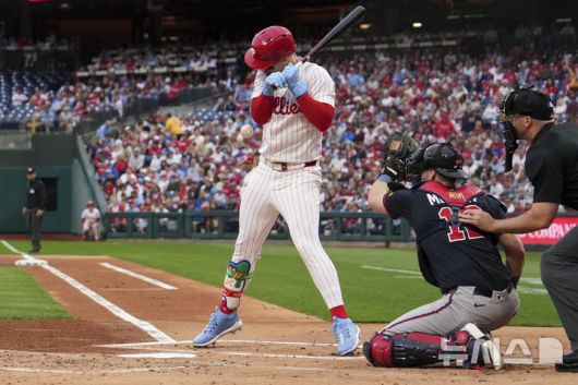 [필라델피아=AP/뉴시스] 필라델피아 필리스의 브라이스 하퍼가 28일(한국 시간) 미국 펜실베이니아주 필라델피아의 시티즌스뱅크 파크에서 벌어진 2025 메이저리그(MLB) 애틀랜타 브레이브스와의 경기에서 1회말 상대 선발 스펜서 스트라이더가 던진 공에 맞고 있다. 2025.05.28