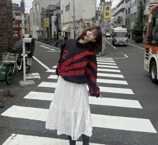 [뉴시스] 카리나는 자신의 인스타그램에 장미 이모티콘과 함께 일본 길거리에서 숫자 2가 적힌 빨간색 바람막이 점퍼를 입은 사진을 올렸다가 빠르게 삭제했다. (사진=카리나 인스타그램) *재판매 및 DB 금지