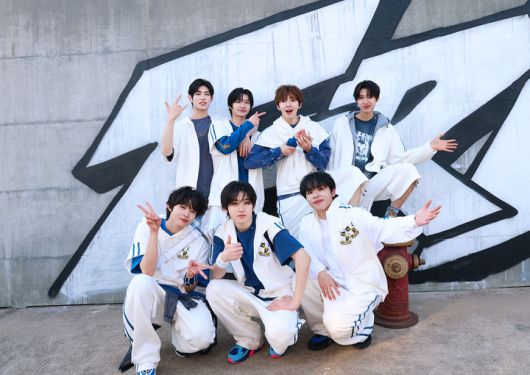 [서울=뉴시스] 그룹 '킥플립'이 28일 신곡 '프리즈(FREEZE)'의 뮤직비디오 비하인드 사진을 공개했다. (사진=JYP엔터테인먼트 제공) 2025.05.28. photo@newsis.com *재판매 및 DB 금지