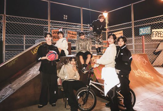 [서울=뉴시스] 그룹 '킥플립'이 28일 신곡 '프리즈(FREEZE)'의 뮤직비디오 비하인드 사진을 공개했다. (사진=JYP엔터테인먼트 제공) 2025.05.28. photo@newsis.com *재판매 및 DB 금지