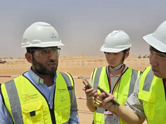 [리야드=뉴시스]제야드 A. 알드바아니(Zeyad A. Al-Dhabaani) 리말 에너지 컴퍼니 최고경영자(CEO)가 루마 가스복합 발전소 프로젝트 관련해 기자들과 인터뷰 중이다. (사진=산업통상자원부 공동취재단 제공) *재판매 및 DB 금지