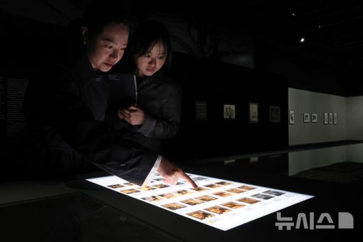 [서울=뉴시스] 박진희 기자 = 서울시립미술관은 신규 분관 서울시립 사진미술관(Photography Seoul Museum of Art) 개관을 앞둔 28일 서울 도봉구 서울시립 사진미술관에서 개관특별전 '광채 光彩 : 시작의 순간들' 전시 작품을 선보이고 있다. 서울시립 사진미술관은 우리나라 공립미술관 중 최초로 설립된 사진 매체 특화 미술관이다. 2025.05.28. pak7130@newsis.com
