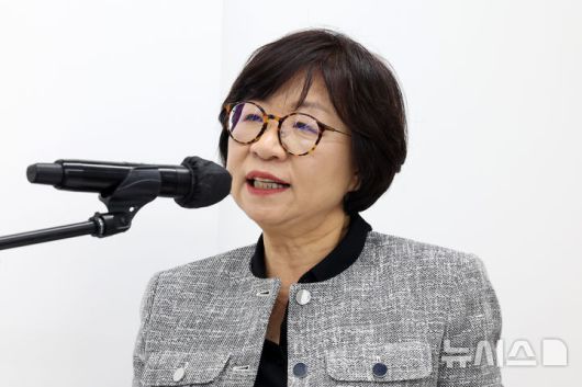 [서울=뉴시스] 박진희 기자 = 최은주 서울시립미술관 관장이 28일 서울 도봉구 서울시립 사진미술관에서 열린 개관특별전 '광채 光彩 : 시작의 순간들'과 '스토리지 스토리' 기자간담회에 참석하여 인사말을 하고 있다. 2025.05.28. pak7130@newsis.com