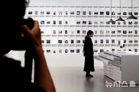 [서울=뉴시스] 박진희 기자 = 서울시립미술관은 신규 분관 서울시립 사진미술관(Photography Seoul Museum of Art) 개관을 앞둔 28일 서울 도봉구 서울시립 사진미술관에서 개관특별전 '광채 光彩 : 시작의 순간들'과 '스토리지 스토리' 기자간담회를 갖고 '스토리지 스토리' 참여 작가 오주영의 작품을 선보이고 있다. '스토리지 스토리'는 여섯 명의 동시대 작가(원성원, 서동신, 오주영, 정멜멜, 정지현, 주용성)들의 각기 다른 시선으로 서울시립 사진미술관의 건립과정을 담은 전시이다. 2025.05.28. pak7130@newsis.com