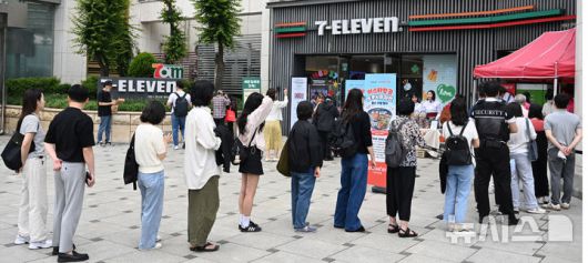 [서울=뉴시스] 추상철 기자 = 28일 오전 서울 송파구 세븐일레븐 챌린지스토어점 앞에서 열린 '이스타항공, 세븐일레븐X하림 도쿠시마 컵라면 출시 기념 행사'에서 시민들이 이벤트에 참여하기 위해 길게 줄 서 있다. 이스타항공이 일본 도쿠시마 노선을 홍보하기 출시한 이 라면은 28일부터 전국 세븐일레븐에서 구매할 수 있으며, 6월부터는 이스타항공 기내에서도 만나볼 수 있다. 2025.05.28. scchoo@newsis.com