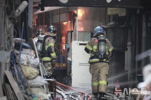 [서울=뉴시스] 정병혁 기자 = 28일 오후 서울 을지로 세운대림상가 인근의 한 건물에서 화재가 발생해 소방대원들이 화재진압을 하고 있다. 2025.05.28. jhope@newsis.com