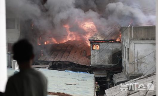 [서울=뉴시스] 정병혁 기자 = 28일 오후 서울 을지로 세운대림상가 인근의 한 건물에서 화재가 발생해 검은 연기가 피어오르고 있다. 2025.05.28. jhope@newsis.com