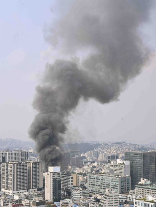 [서울=뉴시스] 김근수 기자 = 28일 오후 서울 중구 을지로 세운대림상가 인근의 한 건물에서 화재가 발생해 검은 연기가 피어 오르고 있다. 2025.05.28. ks@newsis.com