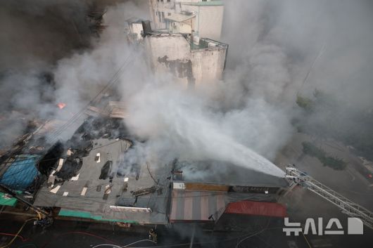 [서울=뉴시스] 정병혁 기자 = 28일 오후 서울 을지로 세운대림상가 인근의 한 건물에서 화재가 발생해 소방대원들이 화재진압을 하고 있다. 2025.05.28. jhope@newsis.com