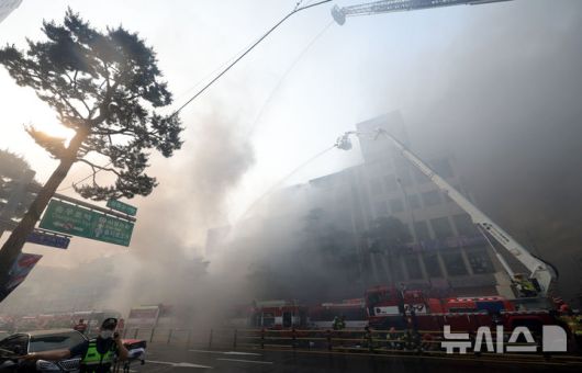 [서울=뉴시스] 홍효식 기자 = 28일 오후 서울 중구 을지로 세운대림상가 인근의 한 건물에서 화재가 발생해 소방대원들이 화재 진압을 하고 있다. 2025.05.28. yesphoto@newsis.com