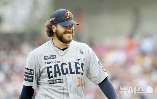 [서울=뉴시스] 김명년 기자 = 28일 서울 송파구 잠실야구장에서 열린 2025 KBO리그 한화 이글스와 LG 트윈스의 경기, 2회말 한화 선발 폰세가 이닝을 마치고 더그아웃으로 향하고 있다. 2025.05.28. kmn@newsis.com