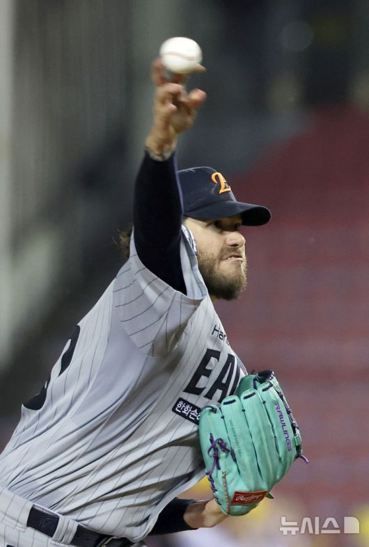 [서울=뉴시스] 김명년 기자 = 28일 서울 송파구 잠실야구장에서 열린 2025 KBO리그 한화 이글스와 LG 트윈스의 경기, 7회말 한화 선발 폰세가 역투하고 있다. 2025.05.28. kmn@newsis.com