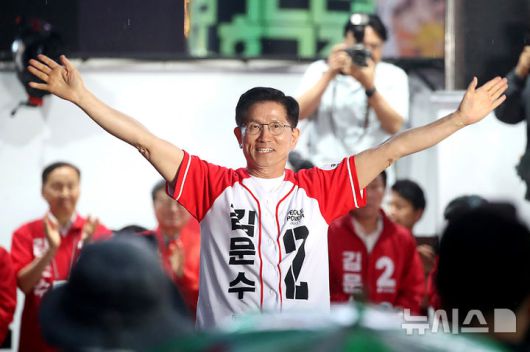 [대구=뉴시스] 이무열 기자 = 김문수 국민의힘 대선 후보가 28일 대구 중구 동성로에서 열린 집중유세에서 지지를 호소하고 있다. 2025.05.28. lmy@newsis.com