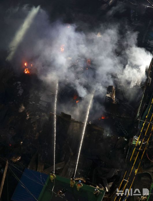 [서울=뉴시스] 홍효식 기자 = 28일 오후 서울 중구 을지로 세운대림상가 인근의 한 건물에서 화재가 발생해 소방대원들이 화재 진압을 하고 있다. 2025.05.28. yesphoto@newsis.com