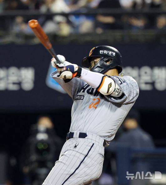 [서울=뉴시스] 김명년 기자 = 28일 서울 송파구 잠실야구장에서 열린 2025 KBO리그 한화 이글스와 LG 트윈스의 경기, 11회초 2사 주자 1루 상황 한화 채은성이 2점 홈런을 치고 있다. 2025.05.28. kmn@newsis.com
