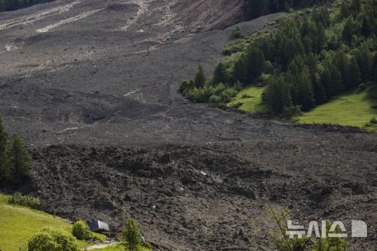 [블라텐=AP/뉴시스] 29일(현지 시간) 스위스 발레주 블라텐 마을에서 전날 발생한 대규모 산사태로 바위, 토사 등 잔해가 뒤덮여 있다. 28일 발생한 산사태로 암석 등이 빙하와 함께 쏟아져 내려 마을의 90%가 매몰되고 1명이 실종됐다. 주민들은 산사태 조기 경보 시스템으로 지난 19일 미리 대피한 것으로 알려졌다. 2025.05.29.
