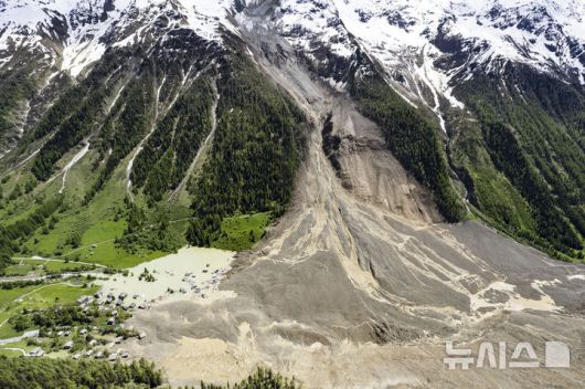 [블라텐=AP/뉴시스] 29일(현지 시간) 스위스 발레주 블라텐 마을 주택이 전날 발생한 대규모 산사태로 바위, 토사 등 잔해가 뒤덮여 있다. 28일 발생한 산사태로 암석 등이 빙하와 함께 쏟아져 내려 마을의 90%가 매몰되고 1명이 실종됐다. 주민들은 산사태 조기 경보 시스템으로 지난 19일 미리 대피한 것으로 알려졌다. 2025.05.30.