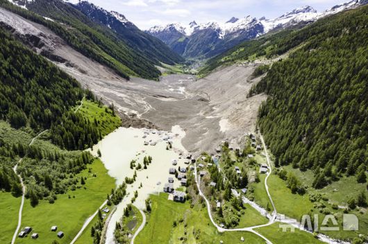 [블라텐=AP/뉴시스] 29일(현지 시간) 스위스 발레주 블라텐 마을 주택이 전날 발생한 대규모 산사태로 바위, 토사 등 잔해가 뒤덮여 있다. 28일 발생한 산사태로 암석 등이 빙하와 함께 쏟아져 내려 마을의 90%가 매몰되고 1명이 실종됐다. 주민들은 산사태 조기 경보 시스템으로 지난 19일 미리 대피한 것으로 알려졌다. 2025.05.30.