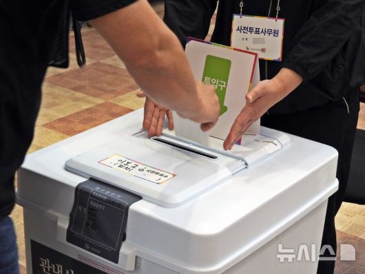 [제주=뉴시스] 오영재 기자 = 제21대 대통령 선거 사전투표 첫날인 29일 오전 제주시청에 마련된 이도2동 사전투표소에서 주민이 투표용지를 기표함에 넣고 있다. 2025.05.29. oyj4343@newsis.com
