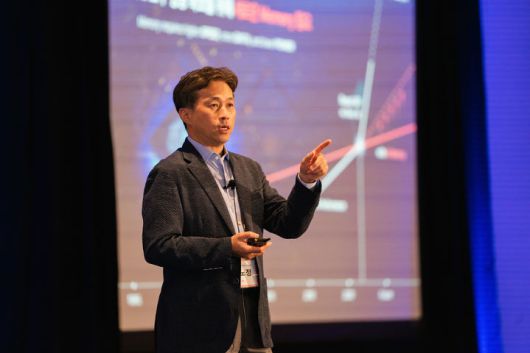 [서울=뉴시스]SK하이닉스는 30일부터 내달 1일(현지시간)까지 미국 캘리포니아주 산타클라라(Santa Clara)에서 '2025 SK 글로벌 포럼(SK Global Forum)'을 개최한다고 29일 밝혔다. 사진은 곽노정 대표이사 사장이 지난해 행사에서 기조연설을 하는 모습. (사진=SK하이닉스 제공) photo@newsis.com *재판매 및 DB 금지