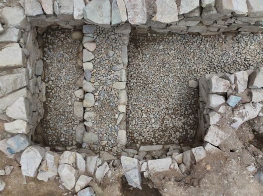 [서울=뉴시스] 경주 쪽샘지구 K91호 돌방무덤 1·2차 시신받침 (위쪽이 북동쪽) (사진=국가유산청 제공) 2025.05.29. photo@newsis.com *재판매 및 DB 금지