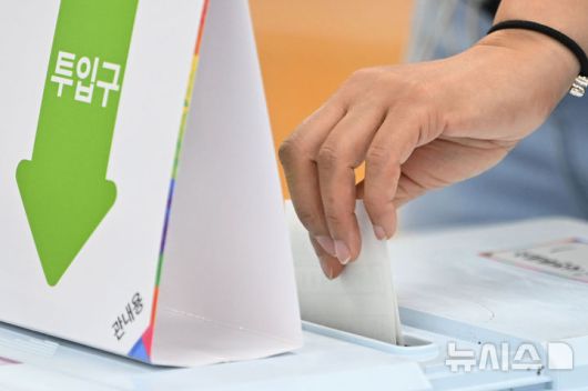 [광주=뉴시스] 이영주 기자 = 제21대 대통령 선거 사전투표 첫날인 29일 오전 광주 동구 지원2동 행정복지센터에 마련된 사전투표소에서 한 유권자가 투표 용지를 투표함에 넣고 있다.  2025.05.29. leeyj2578@newsis.com