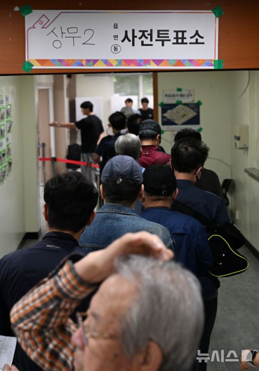 [광주=뉴시스] 김혜인 기자 = 제21대 대통련 선거 사전투표 첫날인 29일 오전 광주 서구 쌍촌동 쌍촌종합사회복지관에 위치한 상무2동 사전투표소에서 시민들이 투표소로 줄줄이 입장하고 있다. 2025.05.29. hyein0342@newsis.com